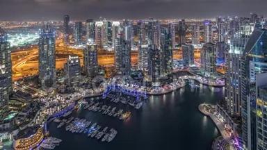 迪拜码头摩天大楼和朱美拉湖塔从最<strong>高空</strong>中夜晚时间在阿拉伯联合酋长国。